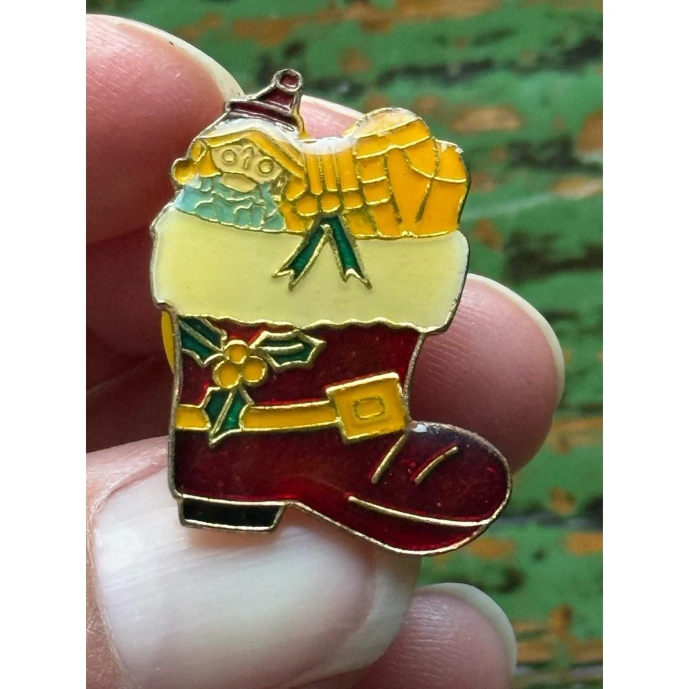 VINTAGE CHRISTMAS STOCKING PIN HOLIDAY CHRISTMAS COLLECTIBLE ENAMEL GOLD
